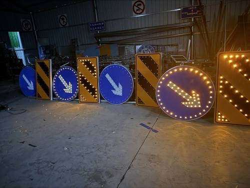 咸宁咸宁河南太阳能交通标牌 河南自发光交通路标牌厂家